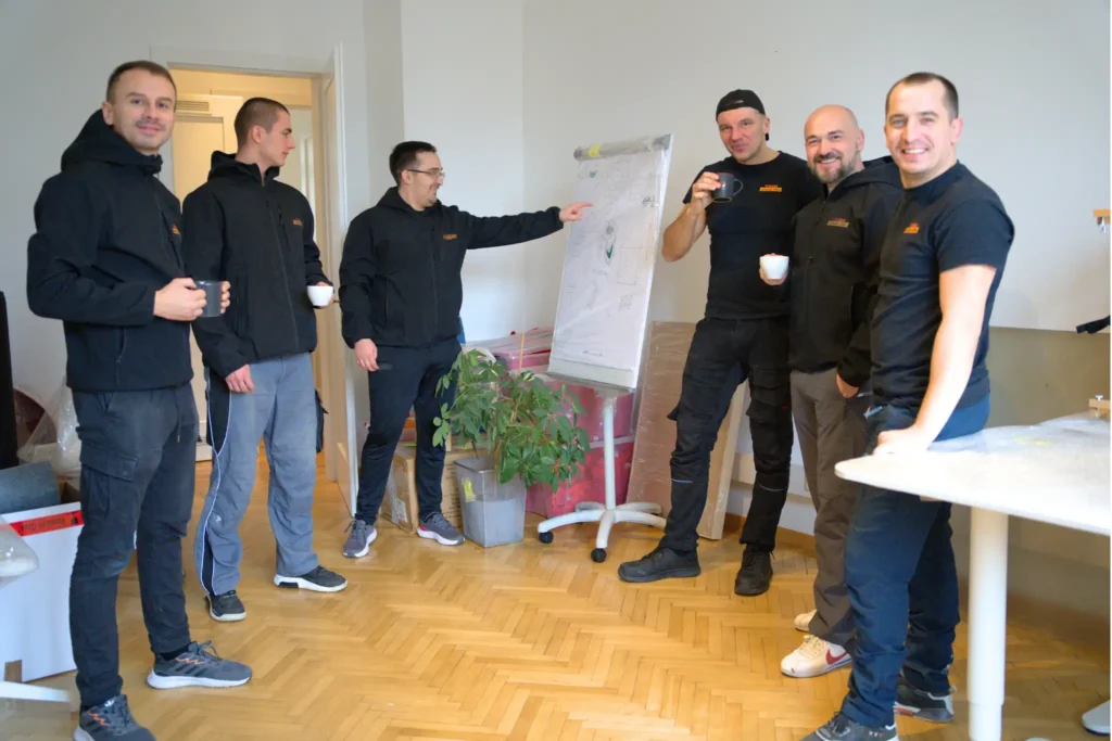 Wir stehen für zuverlässige, effiziente und transparente Umzugsdienstleistungen – egal ob Privatumzug, Firmenumzug oder internationaler Transport.
Unser erfahrenes Team sorgt dafür, dass Ihr Umzug reibungslos, sicher und stressfrei abläuft. Von der ersten Beratung bis zur finalen Umsetzung begleiten wir Sie Schritt für Schritt und bieten maßgeschneiderte Lösungen, die perfekt auf Ihre Bedürfnisse abgestimmt sind.
Dank unserer Fixpreisgarantie ohne versteckte Kosten behalten Sie jederzeit die volle Kontrolle über Ihr Budget. Zusätzlich profitieren Sie von einer kostenlosen Besichtigung sowie einem voll versicherten Transport Ihrer Möbel und persönlichen Gegenstände.